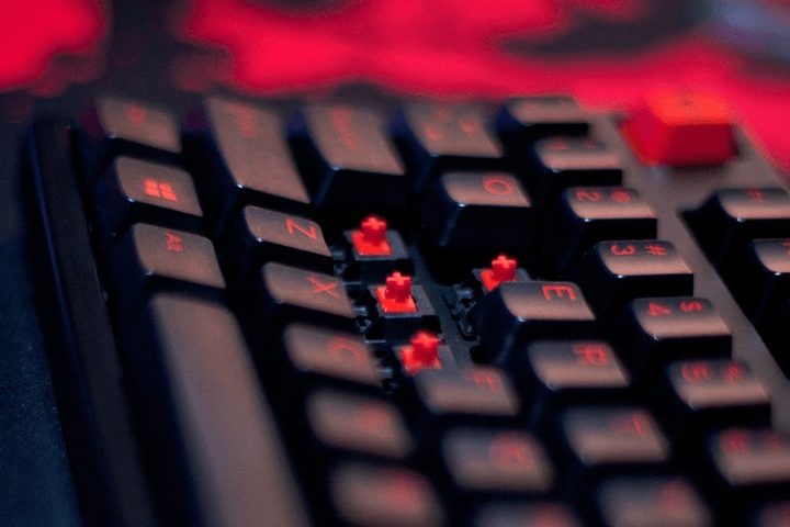 Vista parcial de teclado mecanico