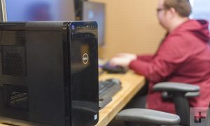 Sobre un mueble una Dell XPS 8930 SE , una de las mejores computadoras de escritorio