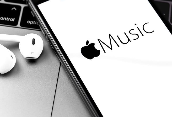 Un teléfono con el logo de Apple Music, uno de los mejores servicios de streaming de música
