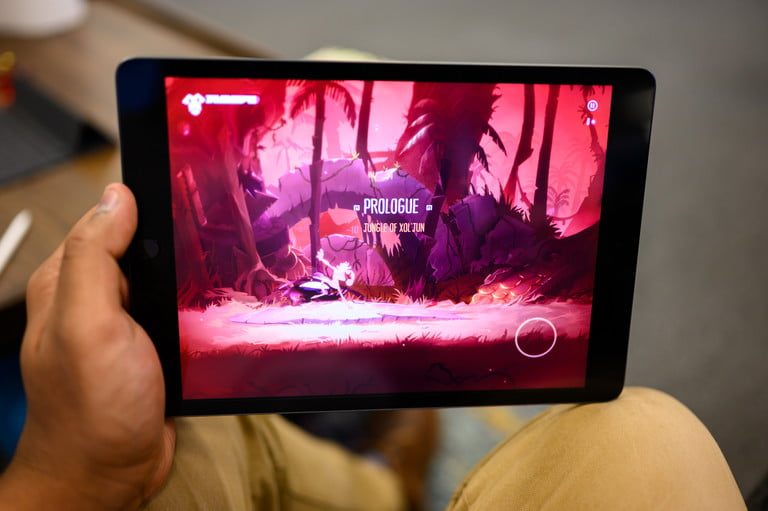 Una persona sostiene una tableta iPad 10