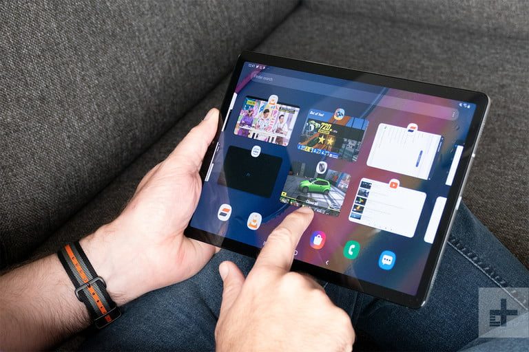 Una persona apunta con su dedo índice la pantalla de una tablet Samsung Tab S5e