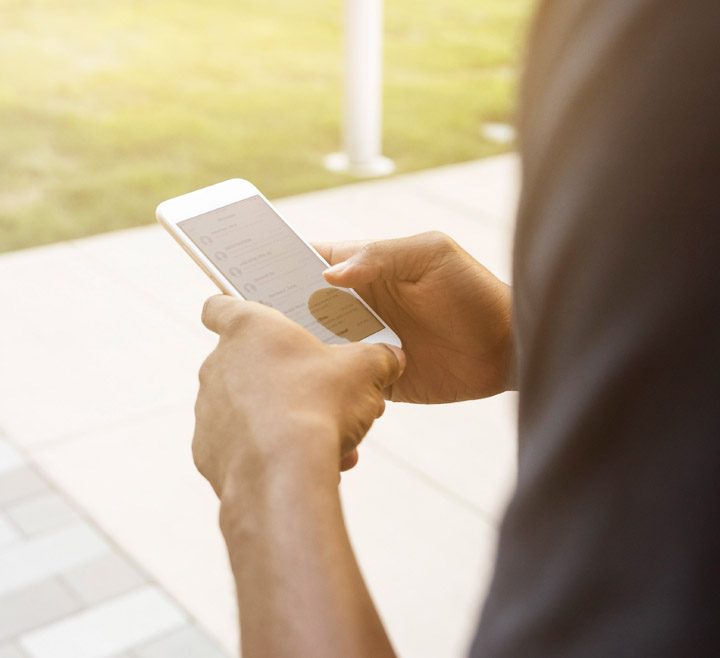 Usuario viendo su celular