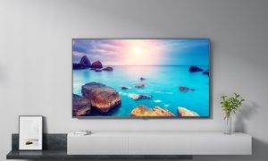 televisor Xiaomi Mi TV 4S 65 pulgdadas colgado en la pared