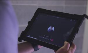 4 personas en una pantalla de una videoconferencia para verificar cómo desinstalar Microsoft Teams