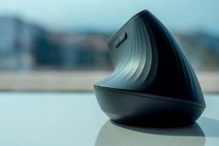Logitech MX Vertical el mejor ratón ergonómico sobre una superficie brillante