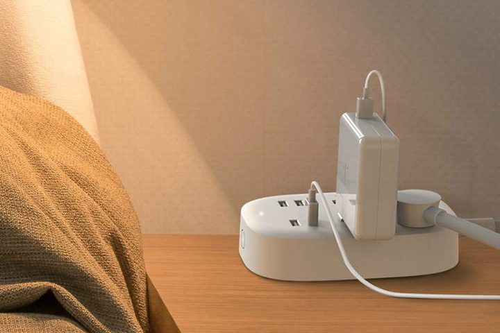 Nooie Smart Power Strip sobre una mesa con tres cables conectados