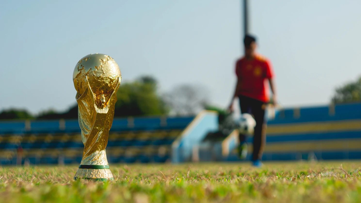 El trofeo de la Copa del Mundo FIFA sobre una cancha de fútbol. Países campeones del Mundial de la Fifa