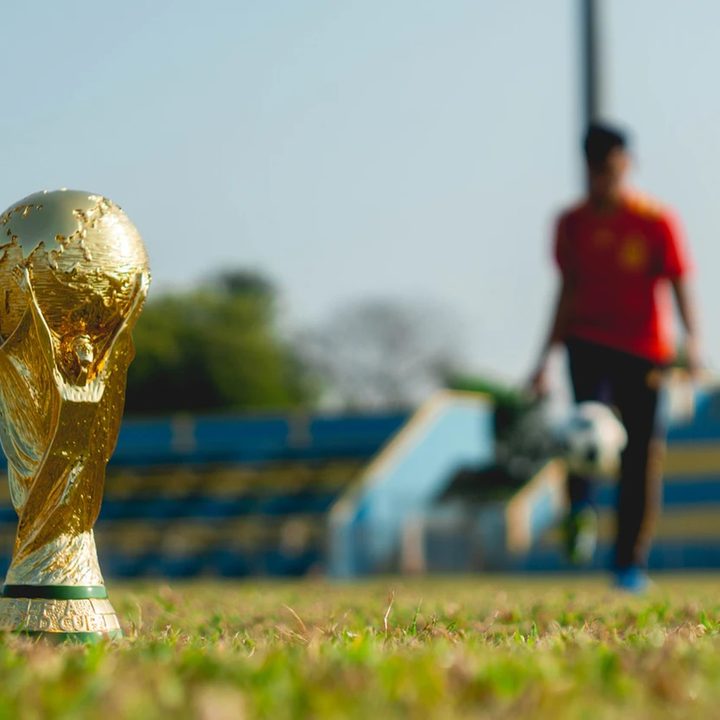El trofeo de la Copa del Mundo FIFA sobre una cancha de fútbol. Países campeones del Mundial de la Fifa