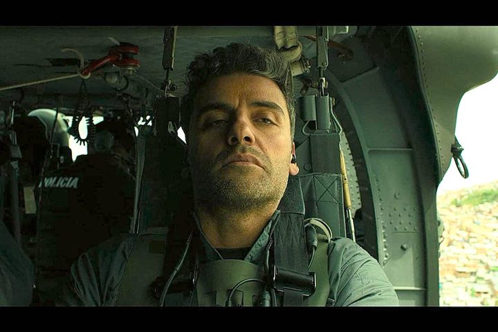Oscar Isaac en un fotograma de Triple Frontera