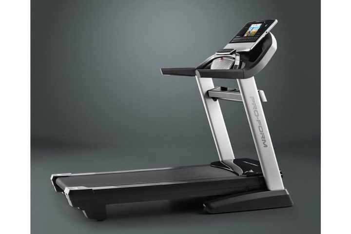 una caminadora eléctrica plateada y negra