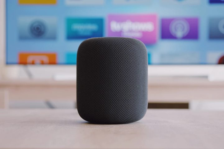 Un dispositivo HomePod sobre un escritorio