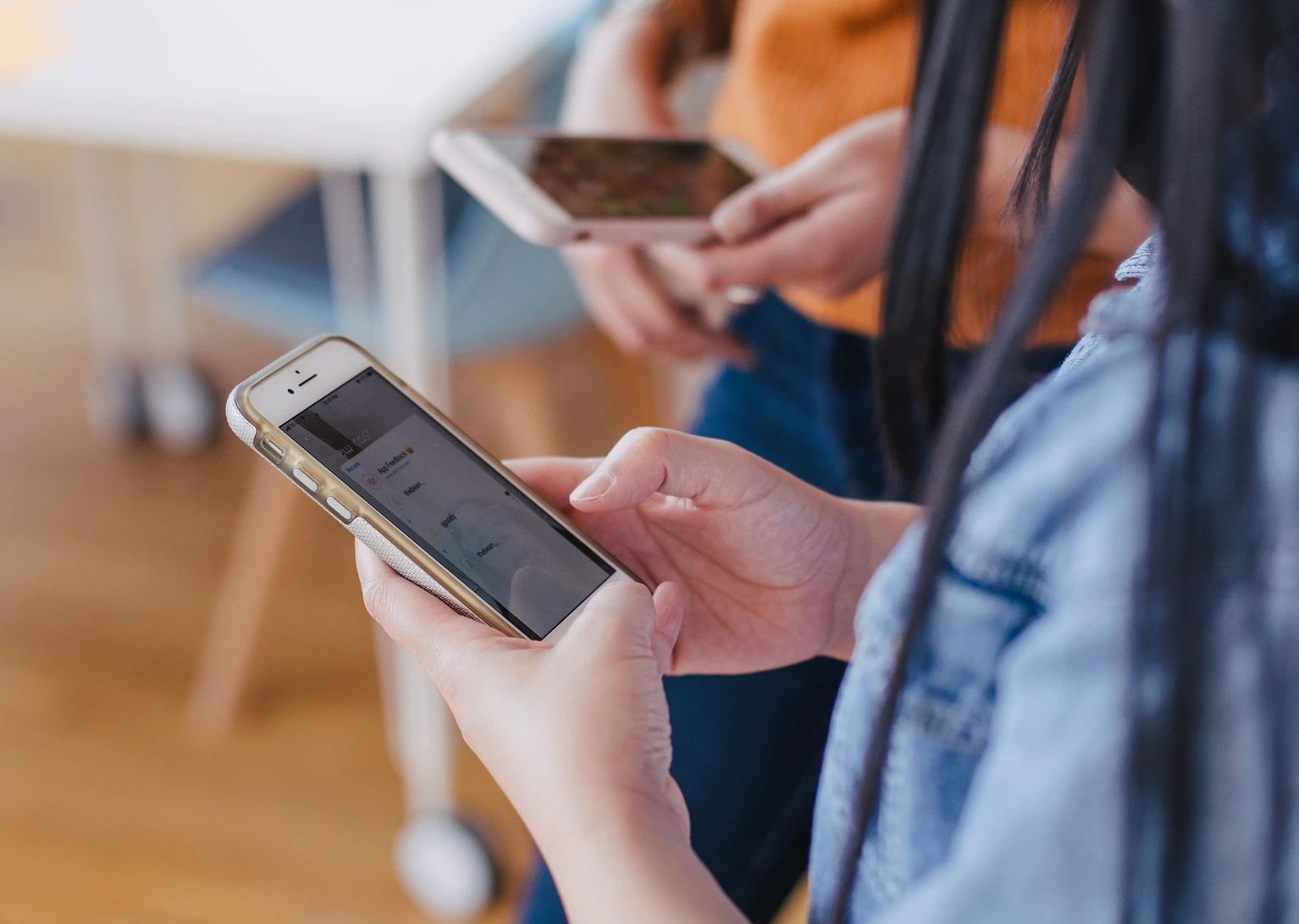 Dos mujeres manipulan y se enfrentan a los problemas iPhone 8