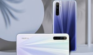 dos teléfonso realme 6, uno blanco y otro azul