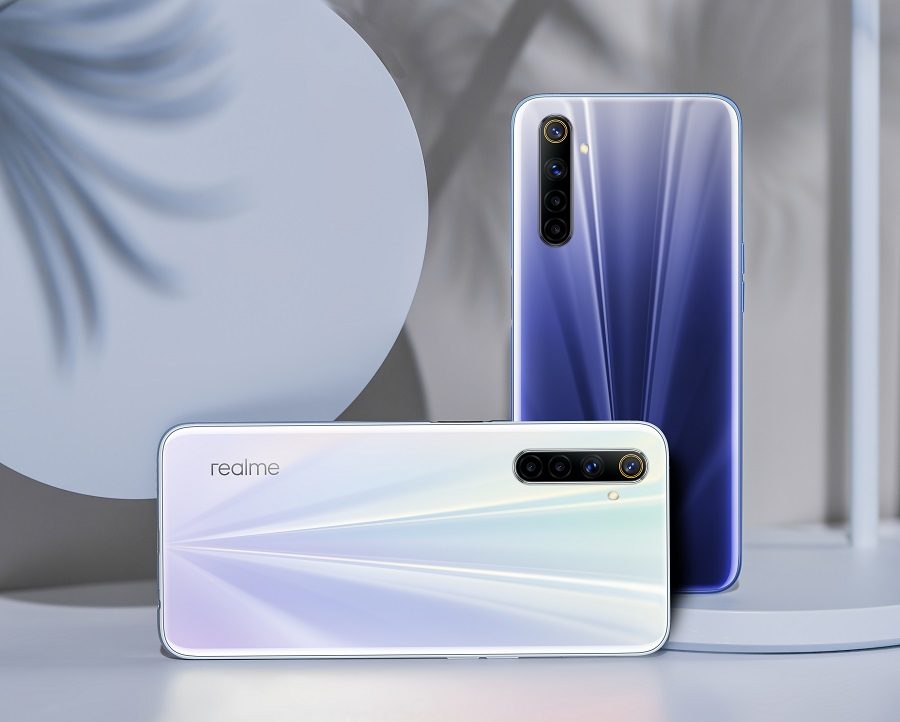 dos teléfonso realme 6, uno blanco y otro azul