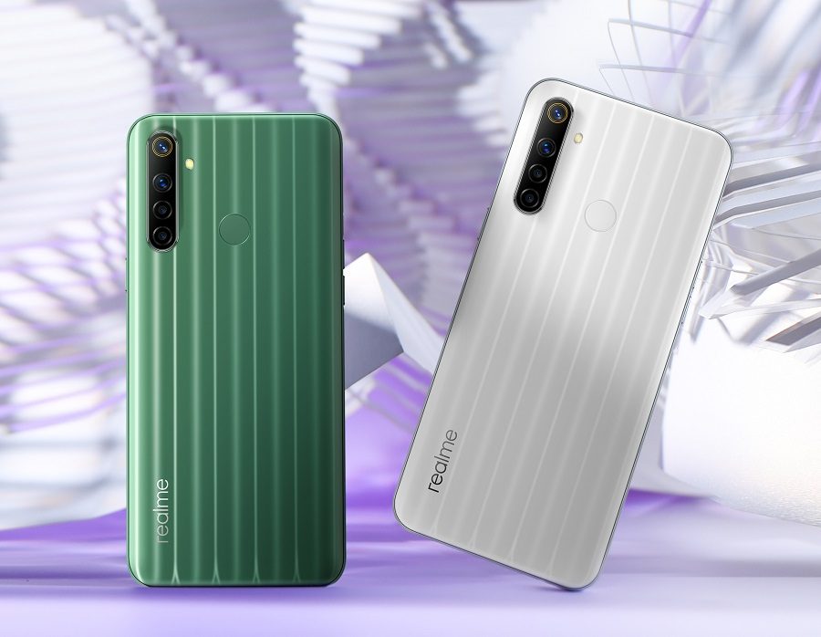 dos teléfonos realme 6i por su parte trasera, uno blanco y otro verde
