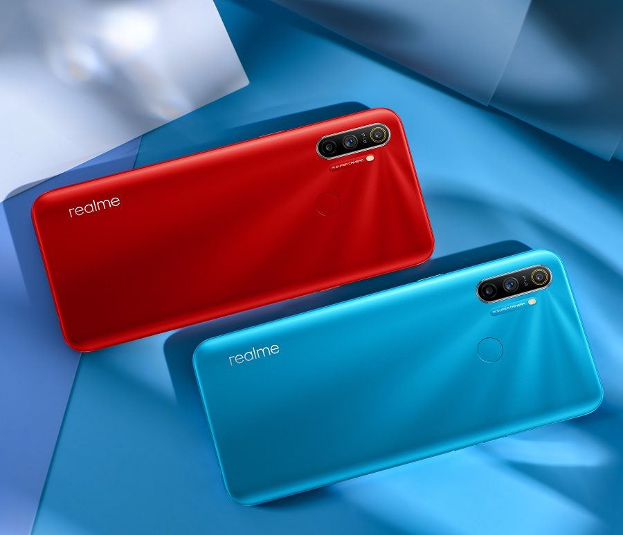 dos teléfonos realme C3 por su parte trasera, uno de color rojo y otro azul