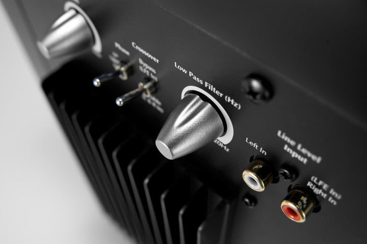 Controles traseros de un subwoofer