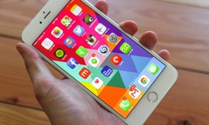 Una persona sostiene un teléfono iPhone 6 Plus en sus manos