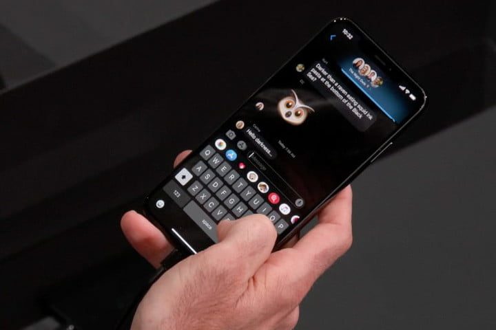 Una persona manipula su iPhone para aprender cómo usar Swipe Type en iOS 13