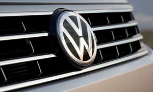 Fabricantes automotrices cesan producción por coronavirus