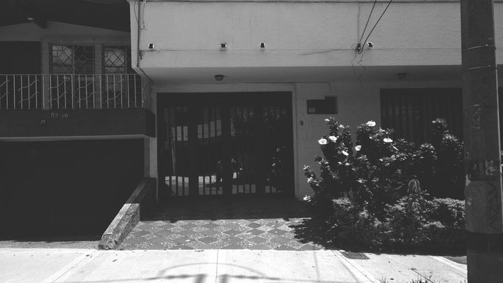 Frente de una casa Airbnb in Medellin Colombia