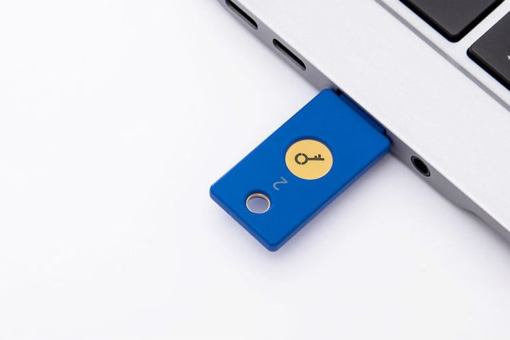 Llave de seguridad Yubico Security Key insertada en una portatil