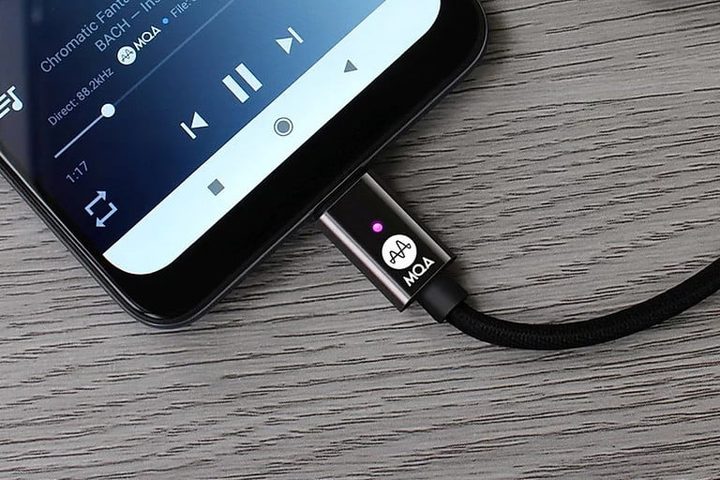 Parte de un celular android conectado con un cable usb