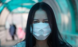 anticuerpos coronavirus no entregan inmunidad covid 2019 girl in mask fear