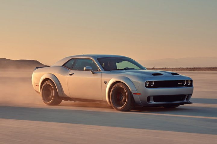 Dodge Challenger 2019 en campo abierto