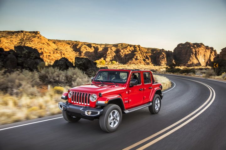 Jeep Wrangler Sahara rojo sobre una carretera