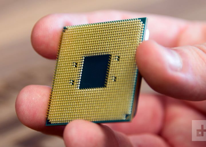 Procesador AMD Ryzen en la mano de una persona