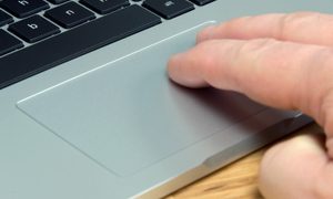 Dos dedos sobre el pad de una ChromeBook es el gesture para botón derecho en Chromebook
