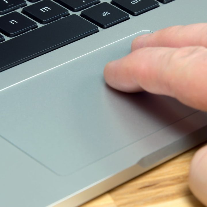 Dos dedos sobre el pad de una ChromeBook es el gesture para botón derecho en Chromebook