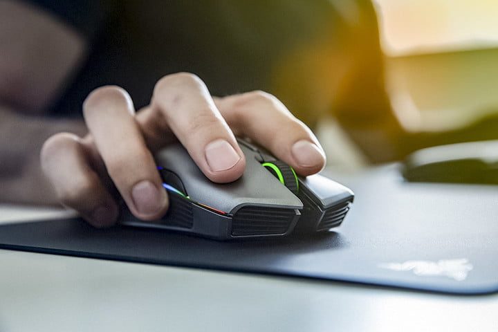 La mano de una persona sobre un mouse