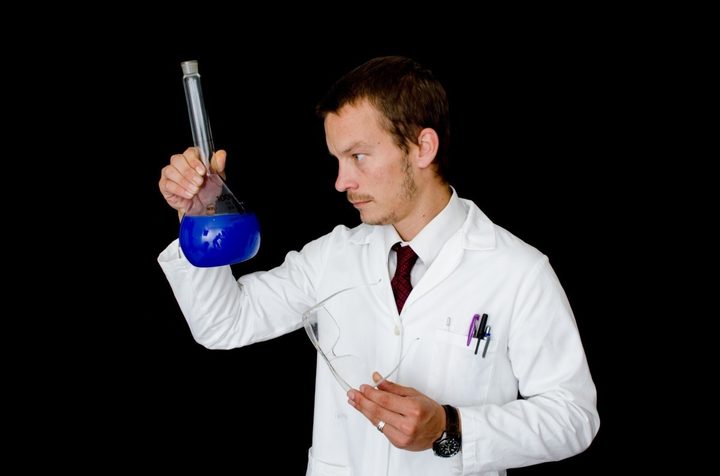 cientifico en laboratorio