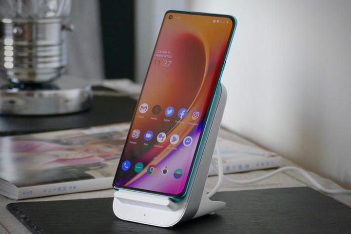 One Plus 8 Pro en un cargador