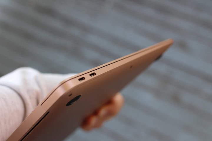 Vista lateral de la MacBook Air 2020.