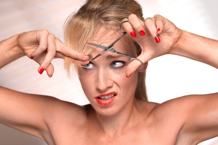 mujer a punto de cortarse el pelo por ella misma