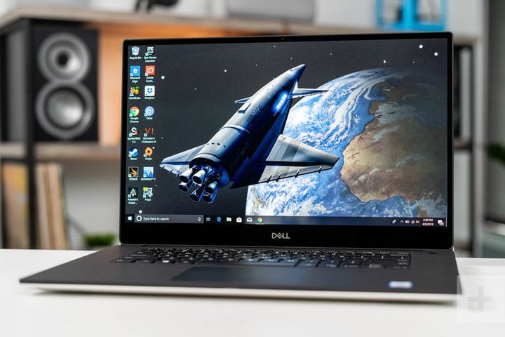 Dell XPS 15 sobre una superficie blanca con una imagen en pantalla de un transbordador en el espacio