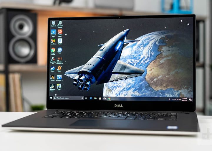 Dell XPS 15 con unaimagen del espacio y nave espacial