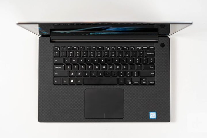 Vista superior de una Dell XPS 15 abierta sobre una superficie gris