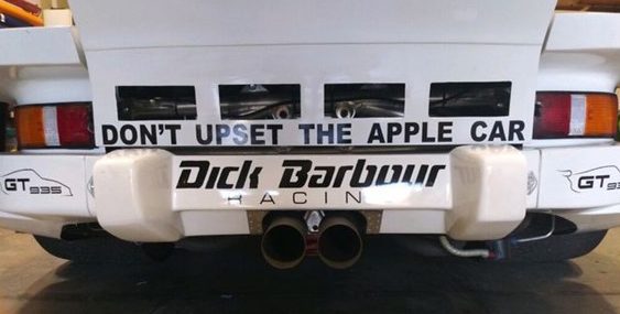 auto de carreras de Apple por detrás