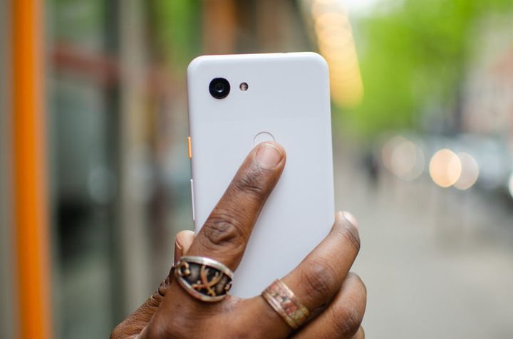 Sensor de huellas dactilares del Google Pixel 3a de color blanco