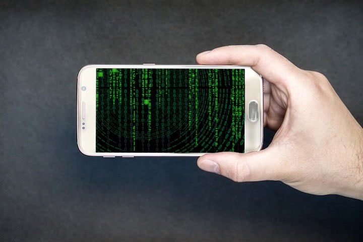 Una persona sostiene un celular Android