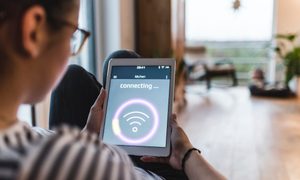 Mujer conectando su table al wifi - mejores extensores wifi