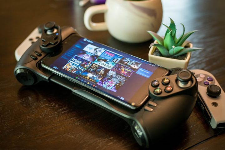 Usando un controlador y el celular para una apariencia de Nintendo Switch