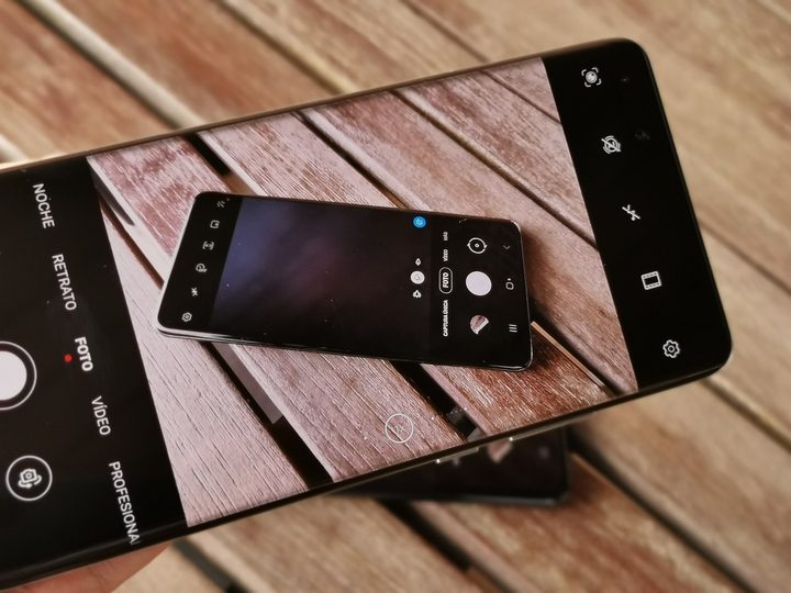 Teléfono Huawei P40 Pro fotografiando un teléfono Samsung Galaxy S20 Plus