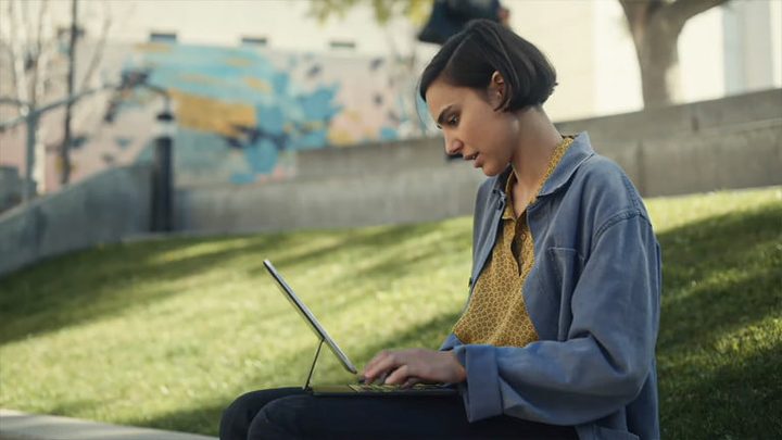 Joven usando una nueva iPad Pro