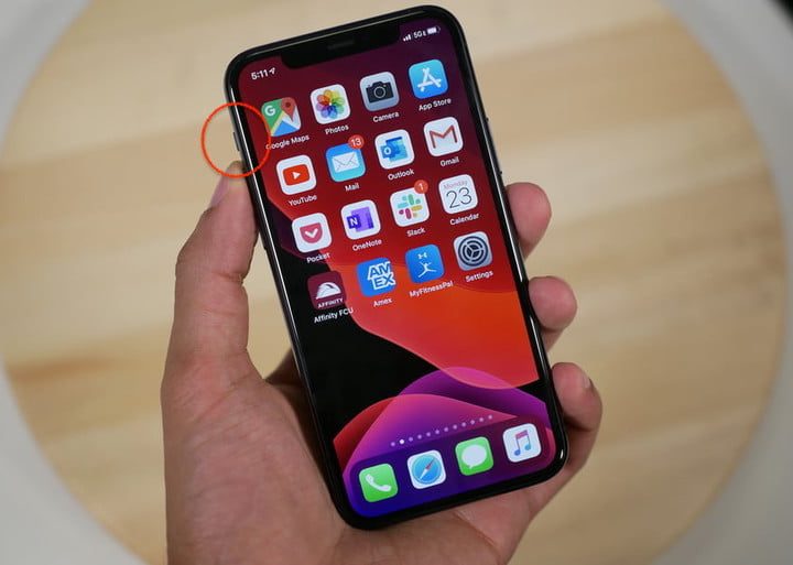 Fotografía de un iPhone que indica que la ubicación del interruptor de silencio está ubicado en la esquina superior izquierda. Cómo silenciar la cámara del iPhone