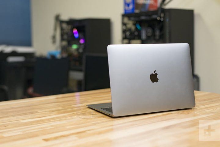 Laptop de Apple de espaldas con el logo de la manzana sobre una mesa, para comparar Apple MacBook Air (2018) vs. Huawei MateBook 13 (2019)